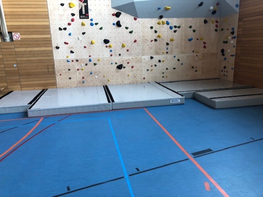 Kletter- und Boulderwände für eine Schule – Bild 1